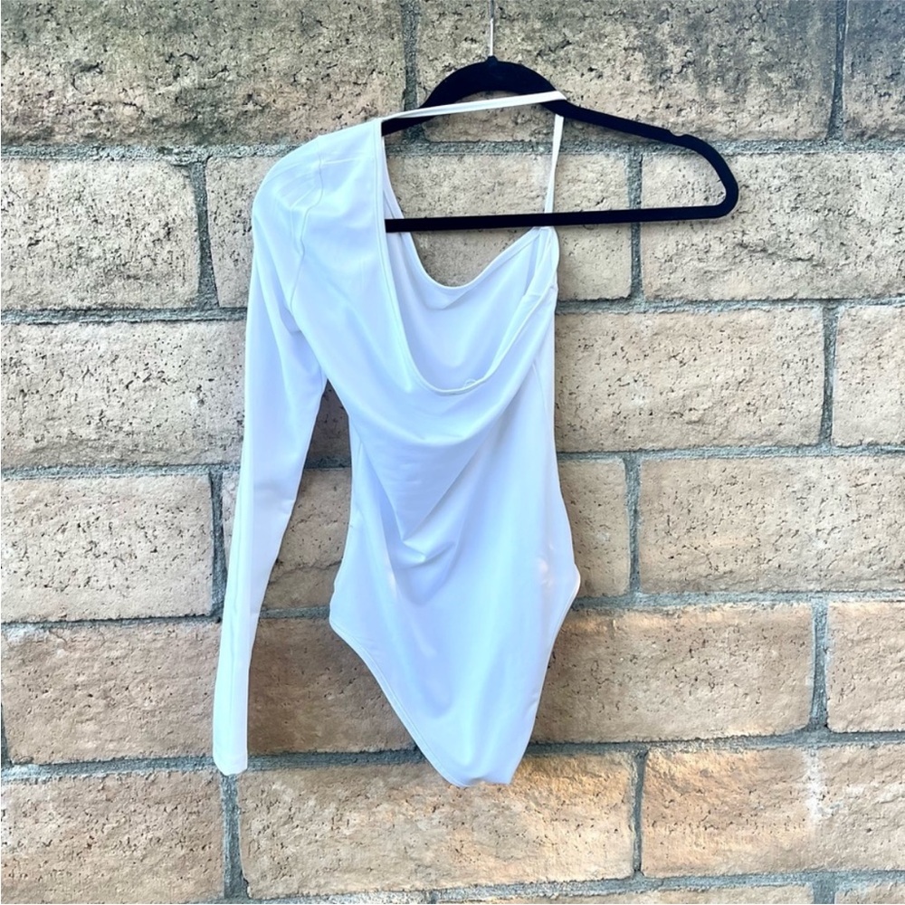 Superdown Revolve One Sleeve Long Sleeve White Bodysuit Size Small - Picture 6 of 6